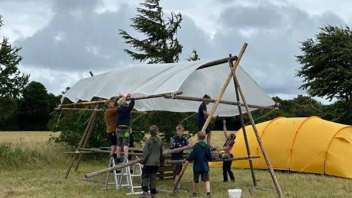 Opbygning af køkkenbord på sommerlejren 2025 